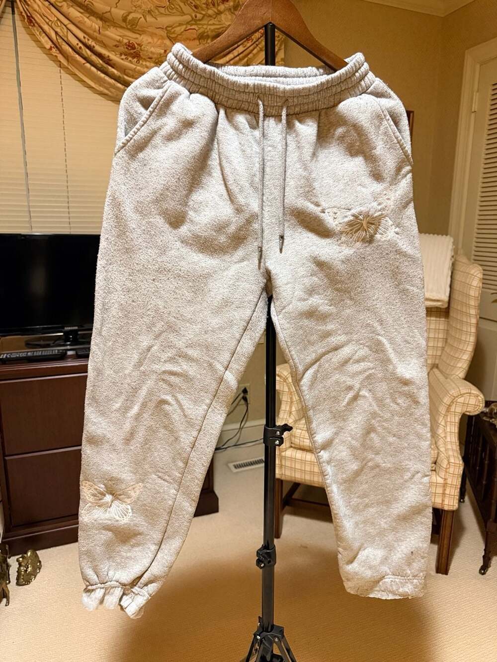 Olive Avenue Women's joggers Bbutterfly detail